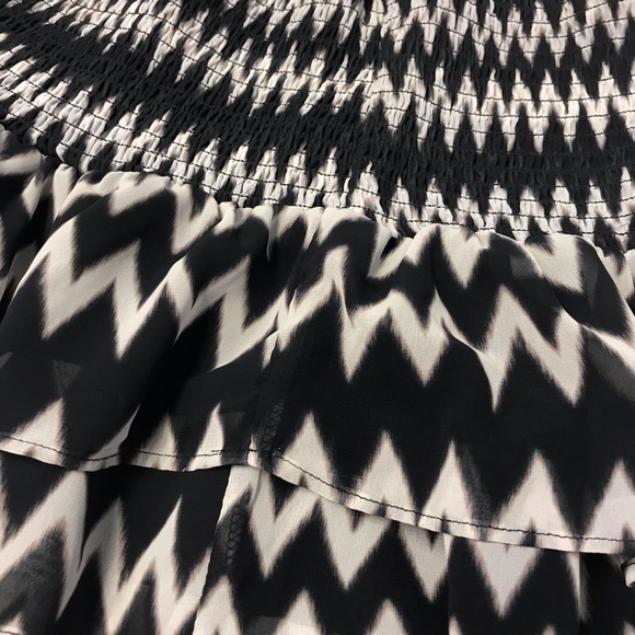 NWOT [H&M] Tiered B&W Chevron Skirt - Picture 7 of 8